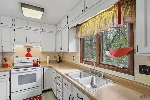 Kitchen - 907 Fouse St, Keystone, SD 57751 photo 5 of 6