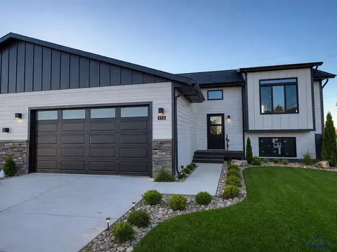 1125 Pinnacle Ct, Rapid City, SD 57701