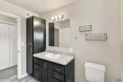 Bath - 311 4th Ave, Wall, SD 57790 photo 3 of 3