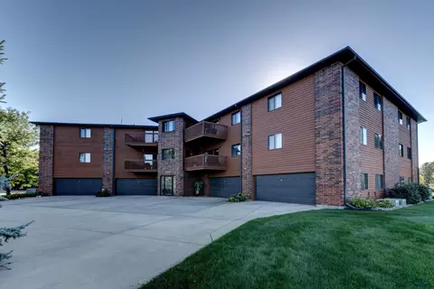 4235 Fairway Hills Dr, Rapid City, SD 57702
