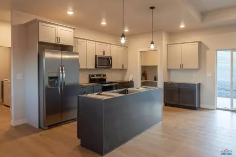 Kitchen - 133 Stone Hill Dr, Custer, SD 57730 photo 3 of 4