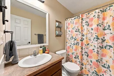 Bath - 6565 Astoria Ln, Summerset, SD 57718 photo 1 of 3