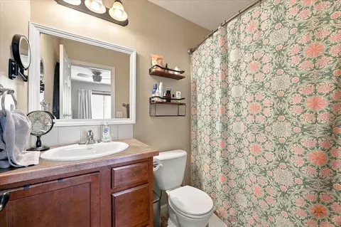 Bath - 6565 Astoria Ln, Summerset, SD 57718 photo 2 of 3