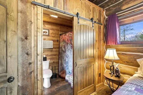 Bath - 11595 Farmer Rd #WHITE BUFFALO CABIN, Custer, SD 57730 photo 3 of 5