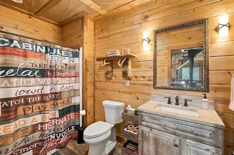 Bath - 11595 Farmer Rd #WHITE BUFFALO CABIN, Custer, SD 57730 photo 5 of 5