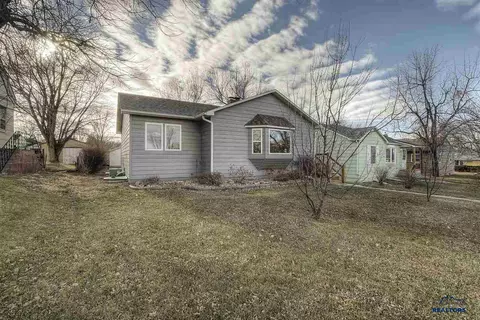 1008 Perkins St, Belle Fourche, SD 57717 photo 1