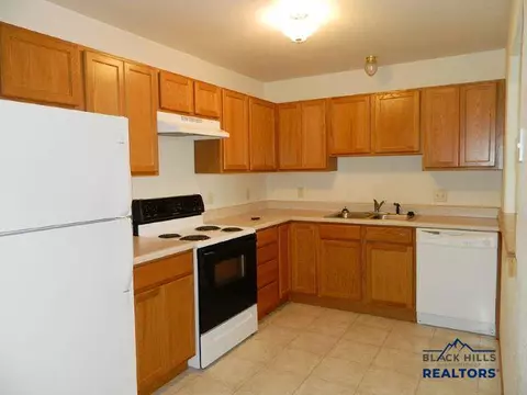 318 Summit St, Belle Fourche, SD 57717 photo 2