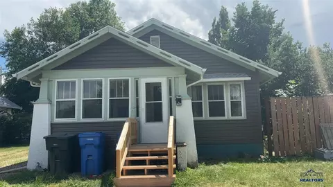 1048 Kingsbury St, Belle Fourche, SD 57717