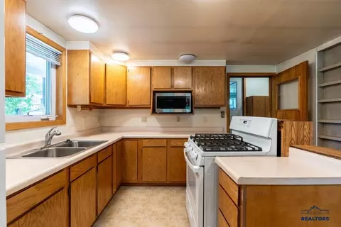 807 Harney St, Custer, SD 57730 photo 22