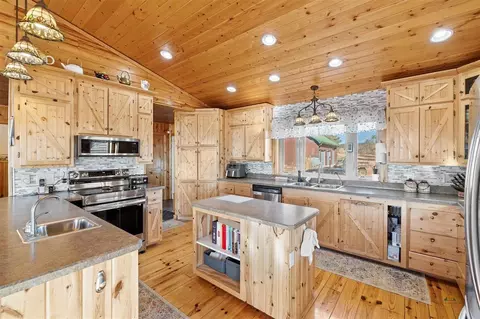 Kitchen - 11431 Wrangler Rd, Custer, SD 57730 photo 4 of 4