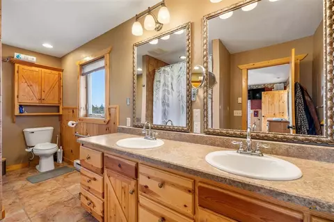 Bath - 11431 Wrangler Rd, Custer, SD 57730 photo 2 of 5