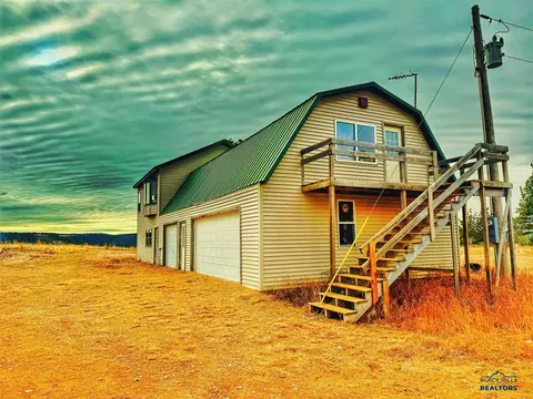 904 Rifle Pit Rd, Sundance, WY 82729