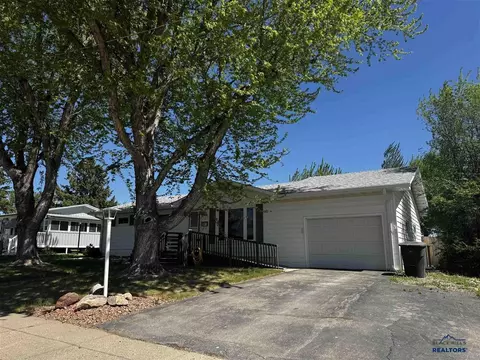 1109 Walworth St, Belle Fourche, SD 57717 photo 3