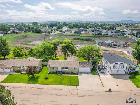 900 Summit St, Belle Fourche, SD 57717 photo 4