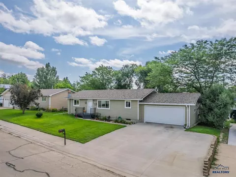 900 Summit St, Belle Fourche, SD 57717 photo 2