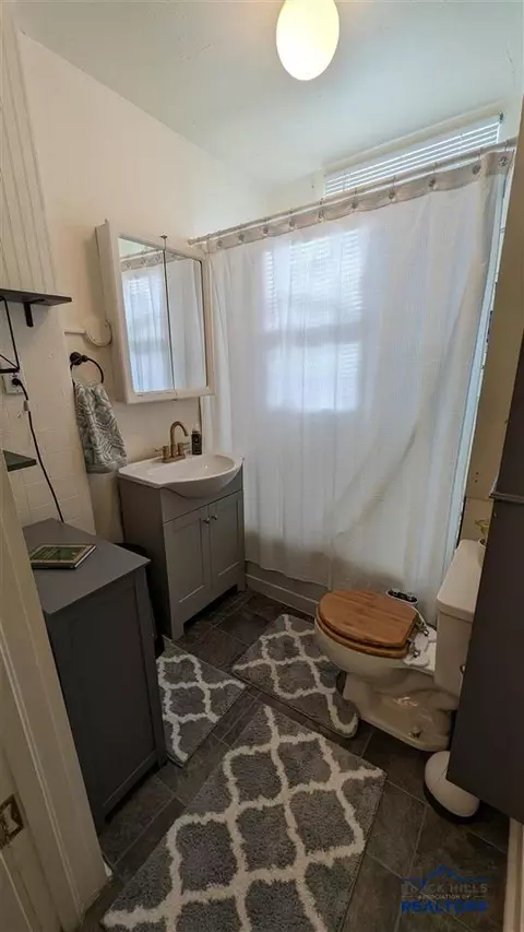 Bath - 610 Sawyer St, Lead, SD 57754 photo 1 of 3