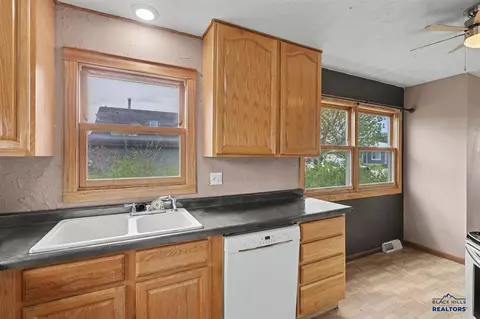 2043 10th Ave, Belle Fourche, SD 57717 photo 17