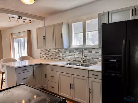 Kitchen - 310 7th Ave, Edgemont, SD 57735 photo 2 of 4