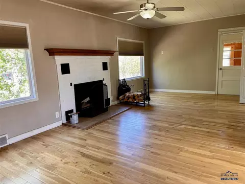 Living - 310 7th Ave, Edgemont, SD 57735 photo 1 of 3
