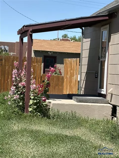 Exterior - 310 7th Ave, Edgemont, SD 57735 photo 4 of 11