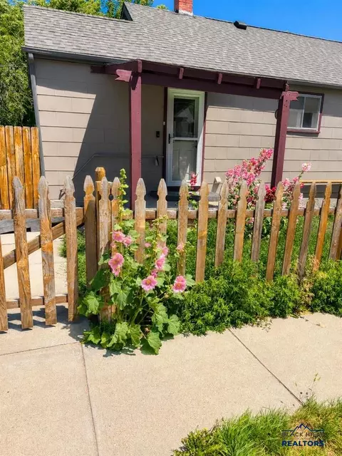 Exterior - 310 7th Ave, Edgemont, SD 57735 photo 3 of 11