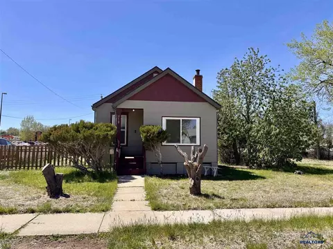 Exterior - 310 7th Ave, Edgemont, SD 57735 photo 6 of 11