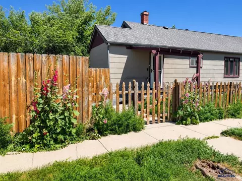 Exterior - 310 7th Ave, Edgemont, SD 57735 photo 2 of 11