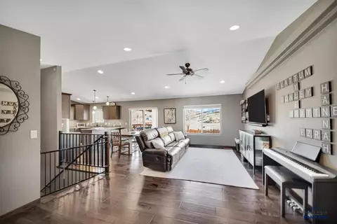 5804 Harper Ct, Rapid City, SD 57702 photo 2