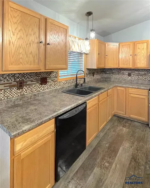 706 Taylor Ct, Belle Fourche, SD 57717 photo 9