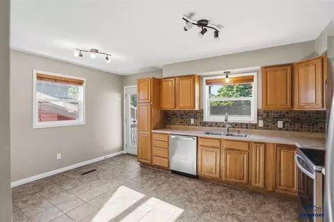 713 E Grant St, Spearfish, SD 57783 photo 8