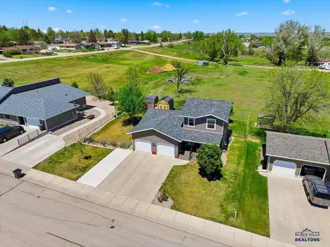 1323 Dacar St, Belle Fourche, SD 57717 photo 4