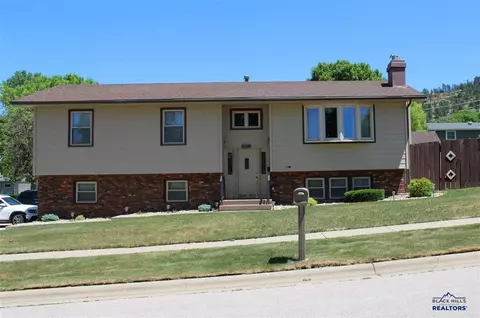 2624 Raymond Dr, Rapid City, SD 57702
