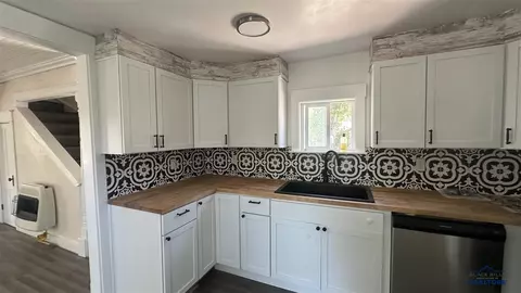 Kitchen - 703 4th Ave, Edgemont, SD 57735 photo 1 of 2