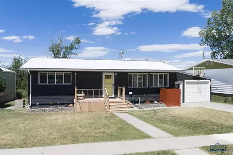 Exterior - 1004 E St, Edgemont, SD 57735 photo 4 of 4
