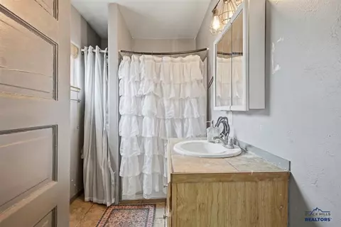 Bath - 406 Barclay Ave, Lead, SD 57754 photo 1 of 1