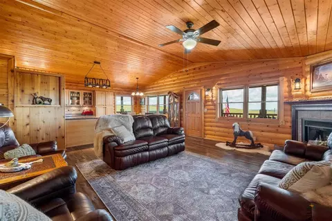 Living - 25974 Fairburn Rd #SOUTH FAIRBURN RD, Fairburn, SD 57738 photo 3 of 5