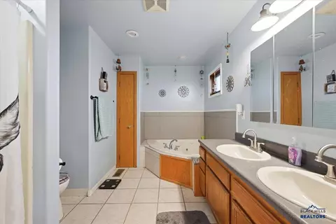 Bath - 1301 Hilltop Cir, Belle Fourche, SD 57717 photo 2 of 5