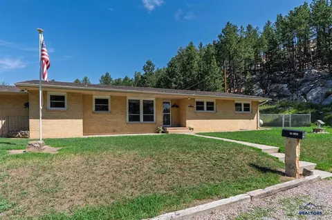 17 Clay St, Custer, SD 57730