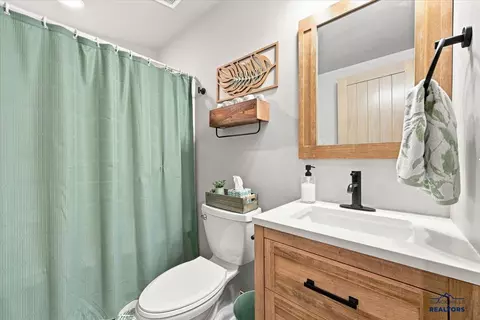 Bath - 21351 Snowcat Rd, Lead, SD 57754 photo 2 of 3