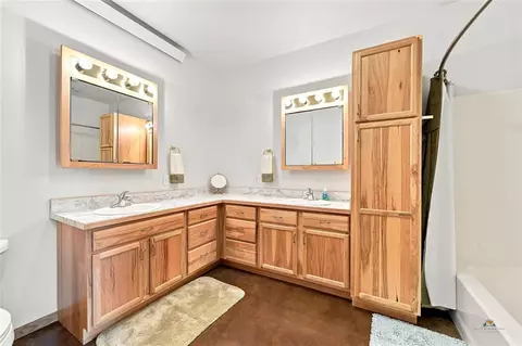 Bath - 2515 Lookout Mountain Rd, Spearfish, SD 57783 photo 2 of 6
