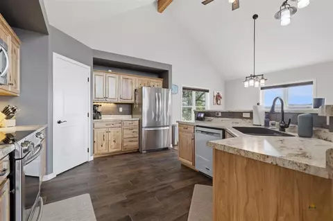 Kitchen - 1003 3rd Ave, Edgemont, SD 57735 photo 2 of 5