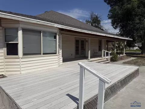 Exterior - 402 4th Ave, Edgemont, SD 57735 photo 3 of 7