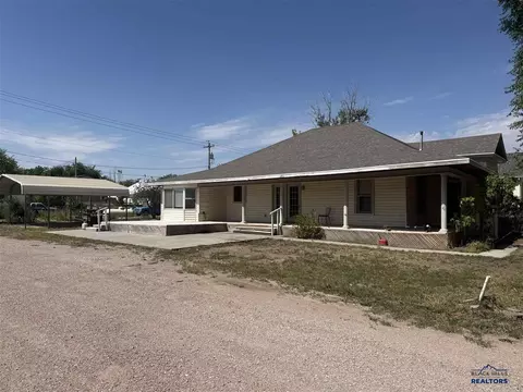 Exterior - 402 4th Ave, Edgemont, SD 57735 photo 2 of 7