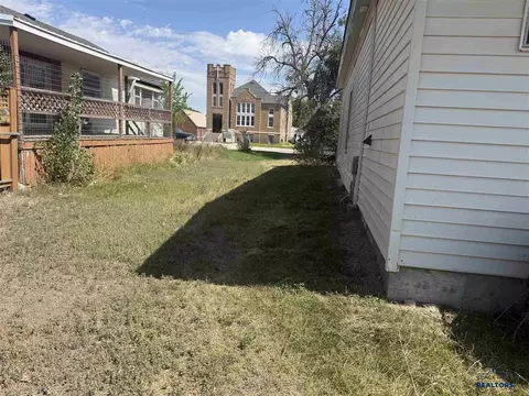 Exterior - 402 4th Ave, Edgemont, SD 57735 photo 5 of 7
