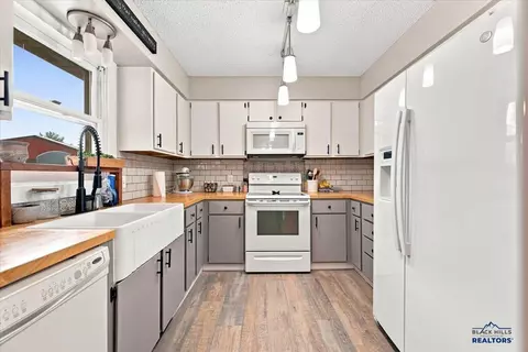 Kitchen - 2621 Moose Dr, Sturgis, SD 57785 photo 4 of 4