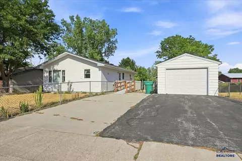 2614 Cottontail Dr, Sturgis, SD 57785