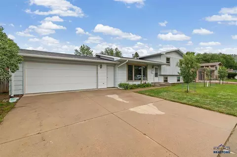 2702 Raymond Dr, Rapid City, SD 57702