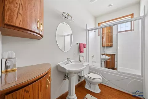 Bath - 124 Stone Gate Dr, Spearfish, SD 57783 photo 2 of 4