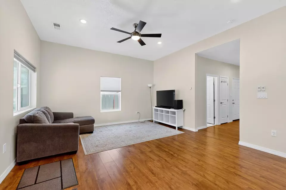 Living - 721 Edith Blvd SE, Albuquerque, NM 87102 photo 2 of 2