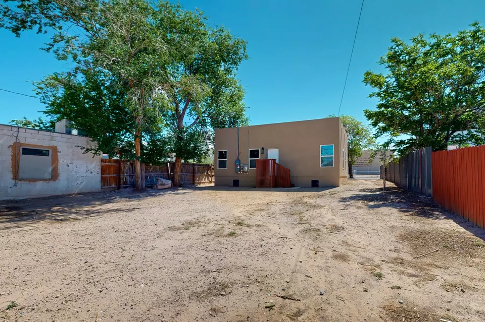 Exterior - 721 Edith Blvd SE, Albuquerque, NM 87102 photo 5 of 6